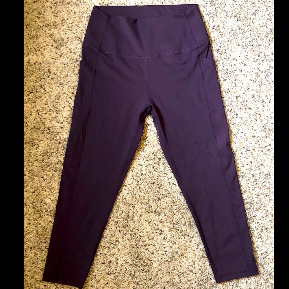 ZYIA Wine Purple Brilliant Pocket Capri Leggings